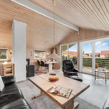 Cozy With A Large Enclosed Terrace, Σπίτι διακοπών